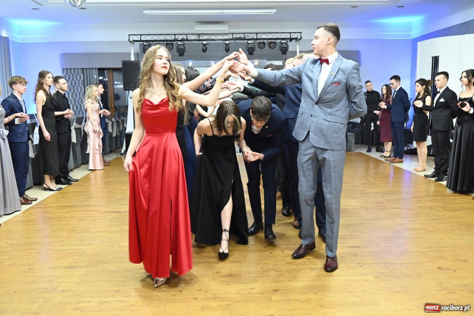 Zdjęcie w galerii na portalu naszraciborz.pl: Studniówka Mechanika - bawią się klasy 5b i 5d [FOTO i WIDEO] wiadomości z regionu