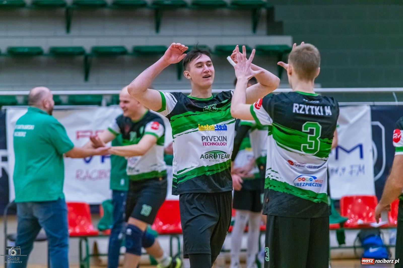 Zdjęcie w galerii na portalu naszraciborz.pl: Z perypetiami, ale za trzy punkty. KS Racibórz nadal w grze [FOTO] wiadomości z regionu