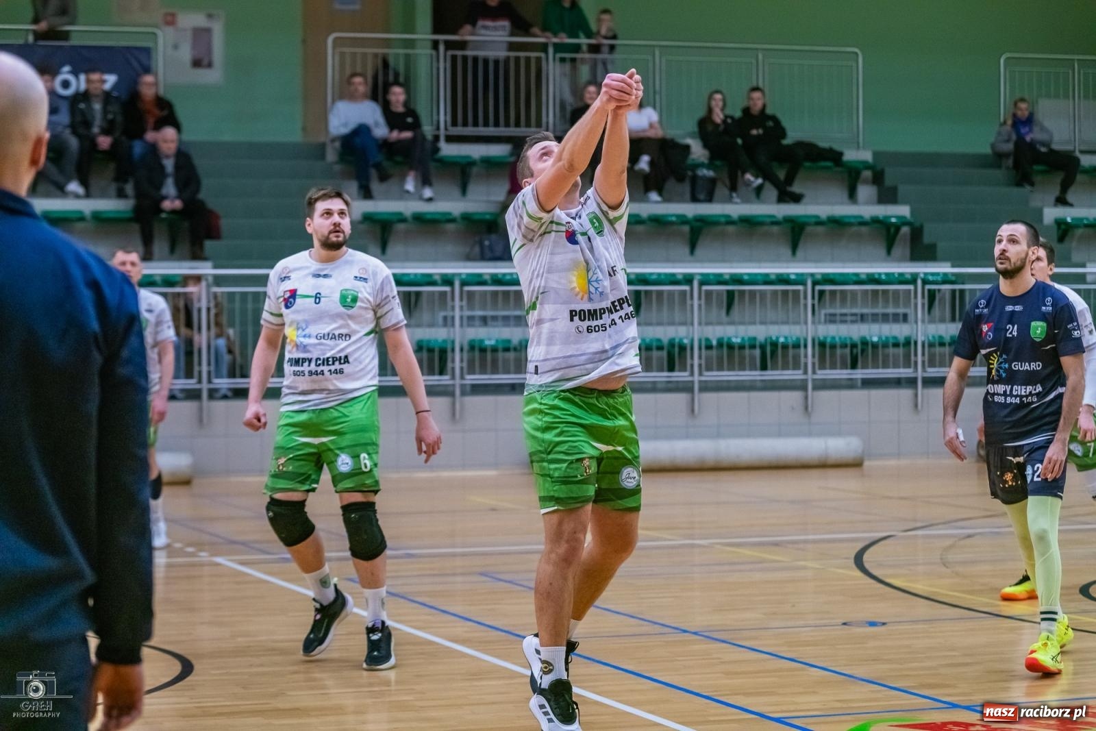 Zdjęcie w galerii na portalu naszraciborz.pl: Z perypetiami, ale za trzy punkty. KS Racibórz nadal w grze [FOTO] wiadomości z regionu