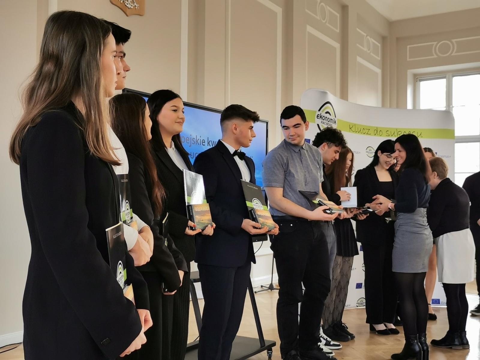 Zdjęcie w galerii na portalu naszraciborz.pl: Europejskie podróże Ekonomika. Podsumowanie projektów edukacyjnych wiadomości z regionu