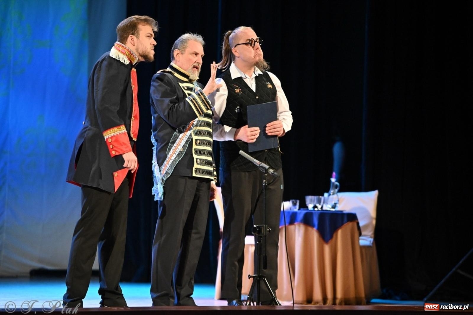 Zdjęcie w galerii na portalu naszraciborz.pl: Wesoła wdówka oczarowała publiczność w Raciborskim Centrum Kultury wiadomości z regionu