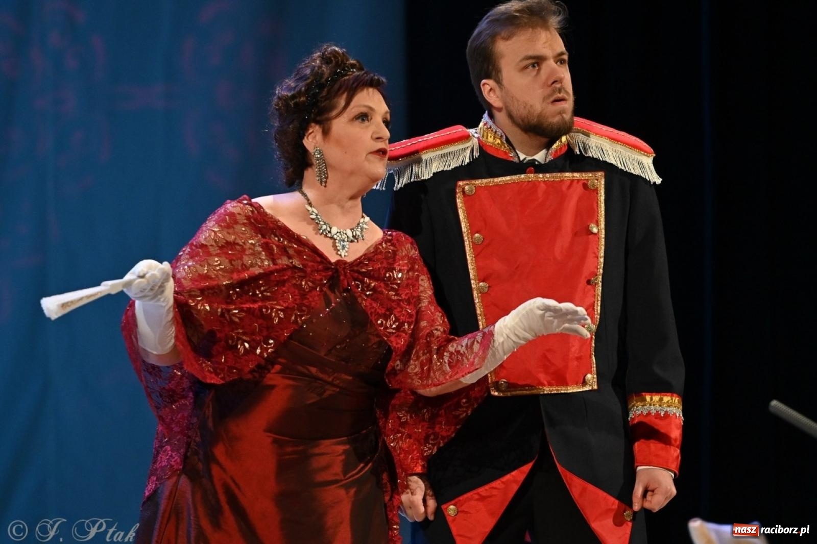 Zdjęcie w galerii na portalu naszraciborz.pl: Wesoła wdówka oczarowała publiczność w Raciborskim Centrum Kultury wiadomości z regionu