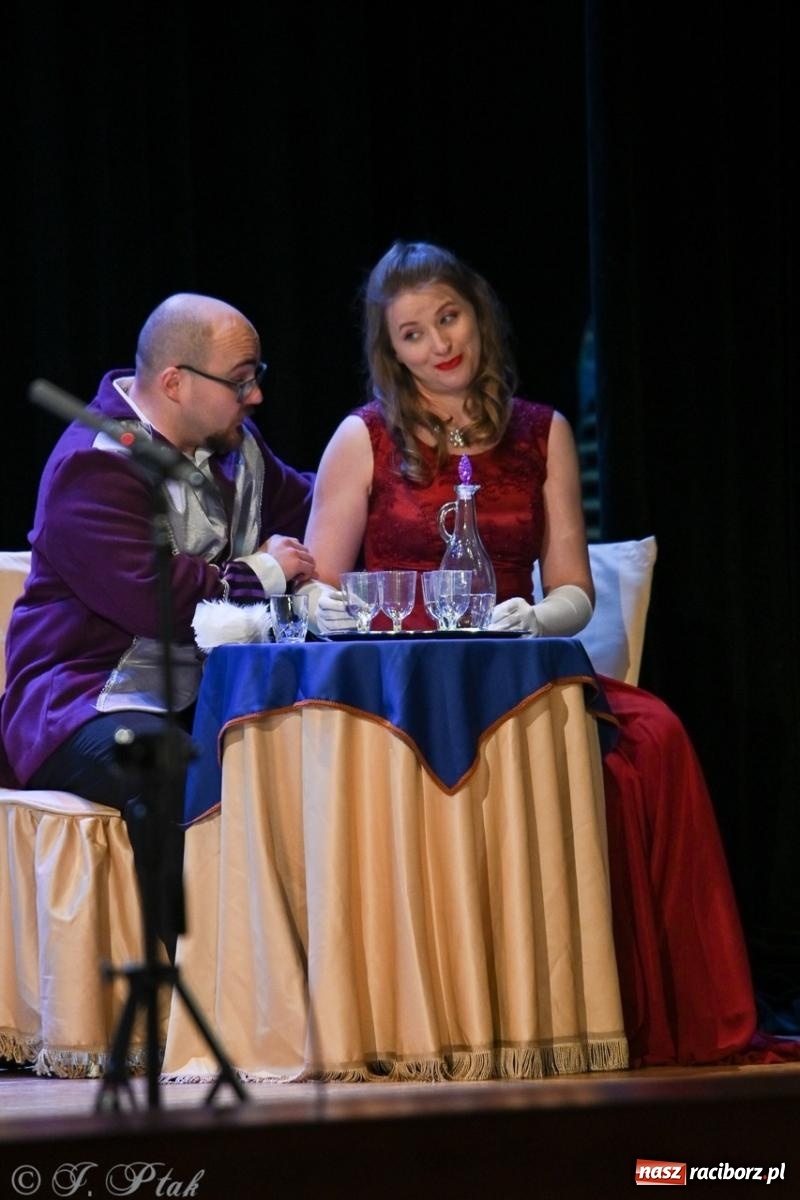 Zdjęcie w galerii na portalu naszraciborz.pl: Wesoła wdówka oczarowała publiczność w Raciborskim Centrum Kultury wiadomości z regionu