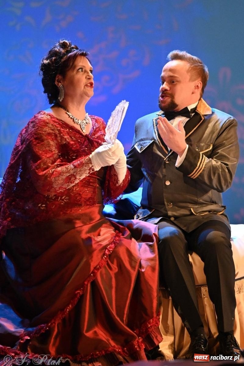 Zdjęcie w galerii na portalu naszraciborz.pl: Wesoła wdówka oczarowała publiczność w Raciborskim Centrum Kultury wiadomości z regionu