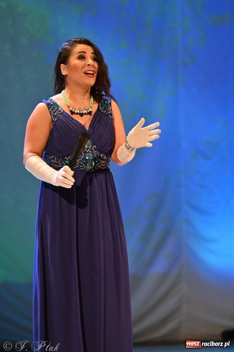 Zdjęcie w galerii na portalu naszraciborz.pl: Wesoła wdówka oczarowała publiczność w Raciborskim Centrum Kultury wiadomości z regionu