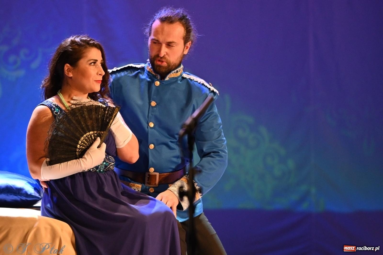 Zdjęcie w galerii na portalu naszraciborz.pl: Wesoła wdówka oczarowała publiczność w Raciborskim Centrum Kultury wiadomości z regionu