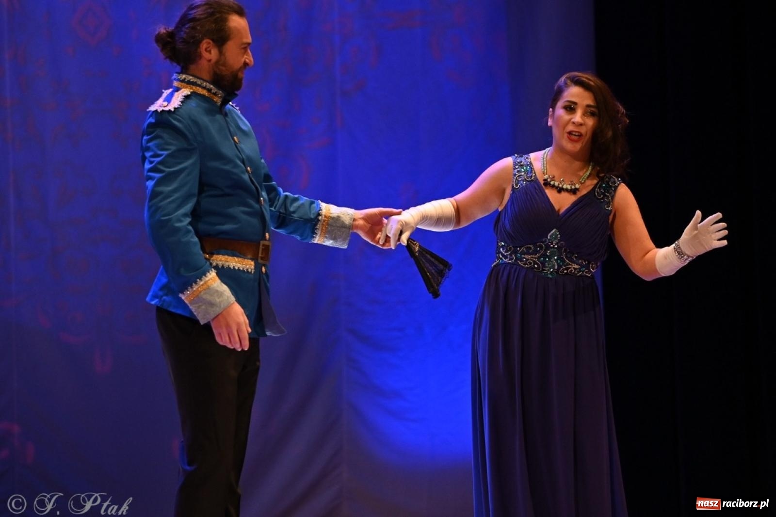 Zdjęcie w galerii na portalu naszraciborz.pl: Wesoła wdówka oczarowała publiczność w Raciborskim Centrum Kultury wiadomości z regionu