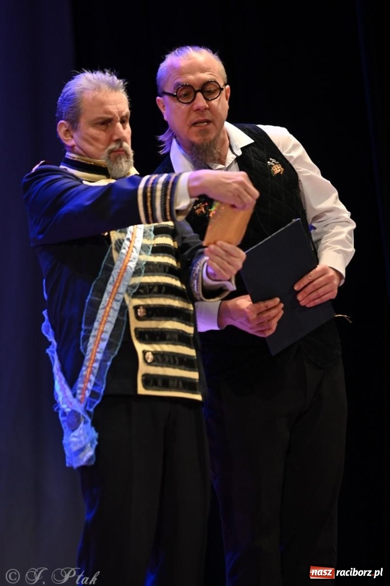 Zdjęcie w galerii na portalu naszraciborz.pl: Wesoła wdówka oczarowała publiczność w Raciborskim Centrum Kultury wiadomości z regionu