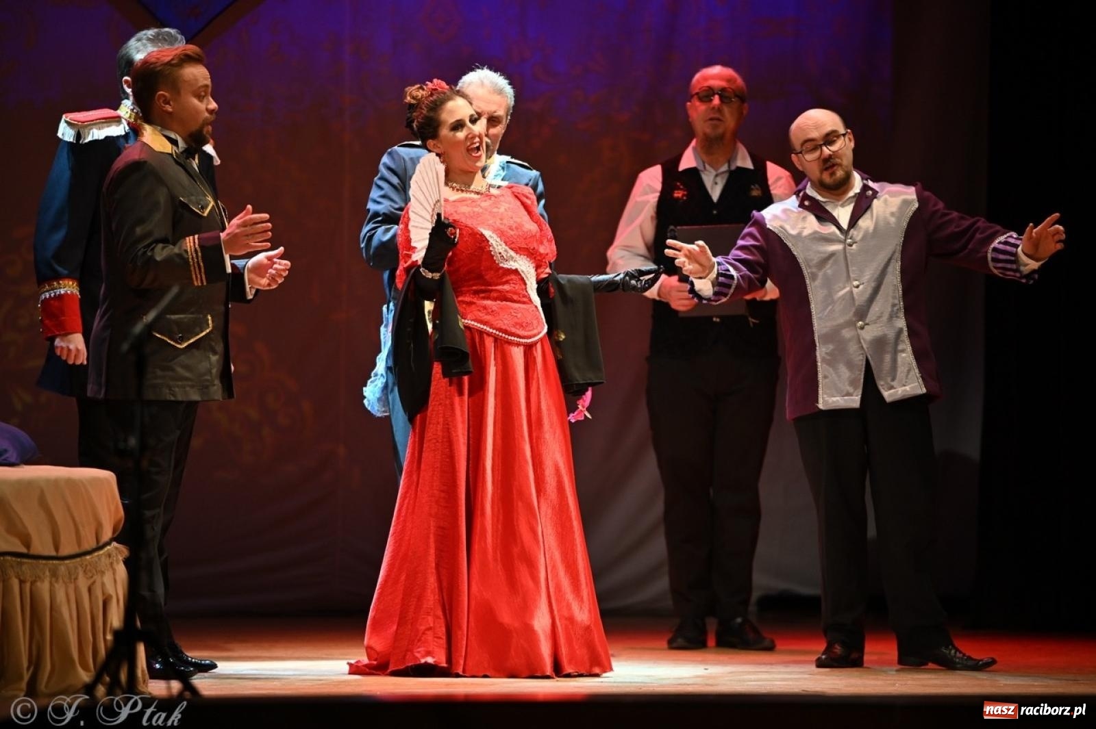 Zdjęcie w galerii na portalu naszraciborz.pl: Wesoła wdówka oczarowała publiczność w Raciborskim Centrum Kultury wiadomości z regionu