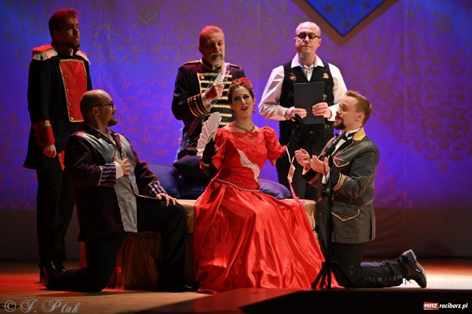 Zdjęcie w galerii na portalu naszraciborz.pl: Wesoła wdówka oczarowała publiczność w Raciborskim Centrum Kultury wiadomości z regionu