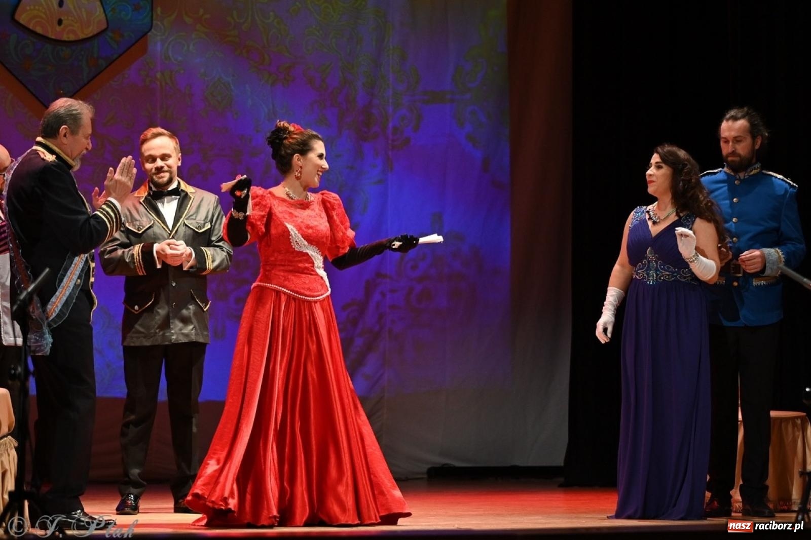 Zdjęcie w galerii na portalu naszraciborz.pl: Wesoła wdówka oczarowała publiczność w Raciborskim Centrum Kultury wiadomości z regionu