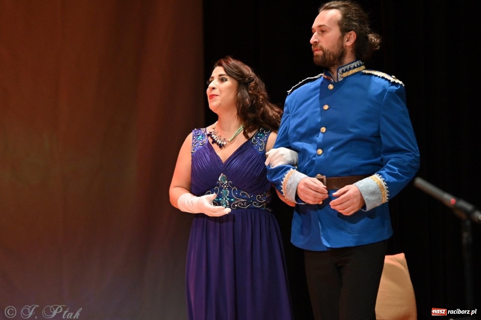 Zdjęcie w galerii na portalu naszraciborz.pl: Wesoła wdówka oczarowała publiczność w Raciborskim Centrum Kultury wiadomości z regionu