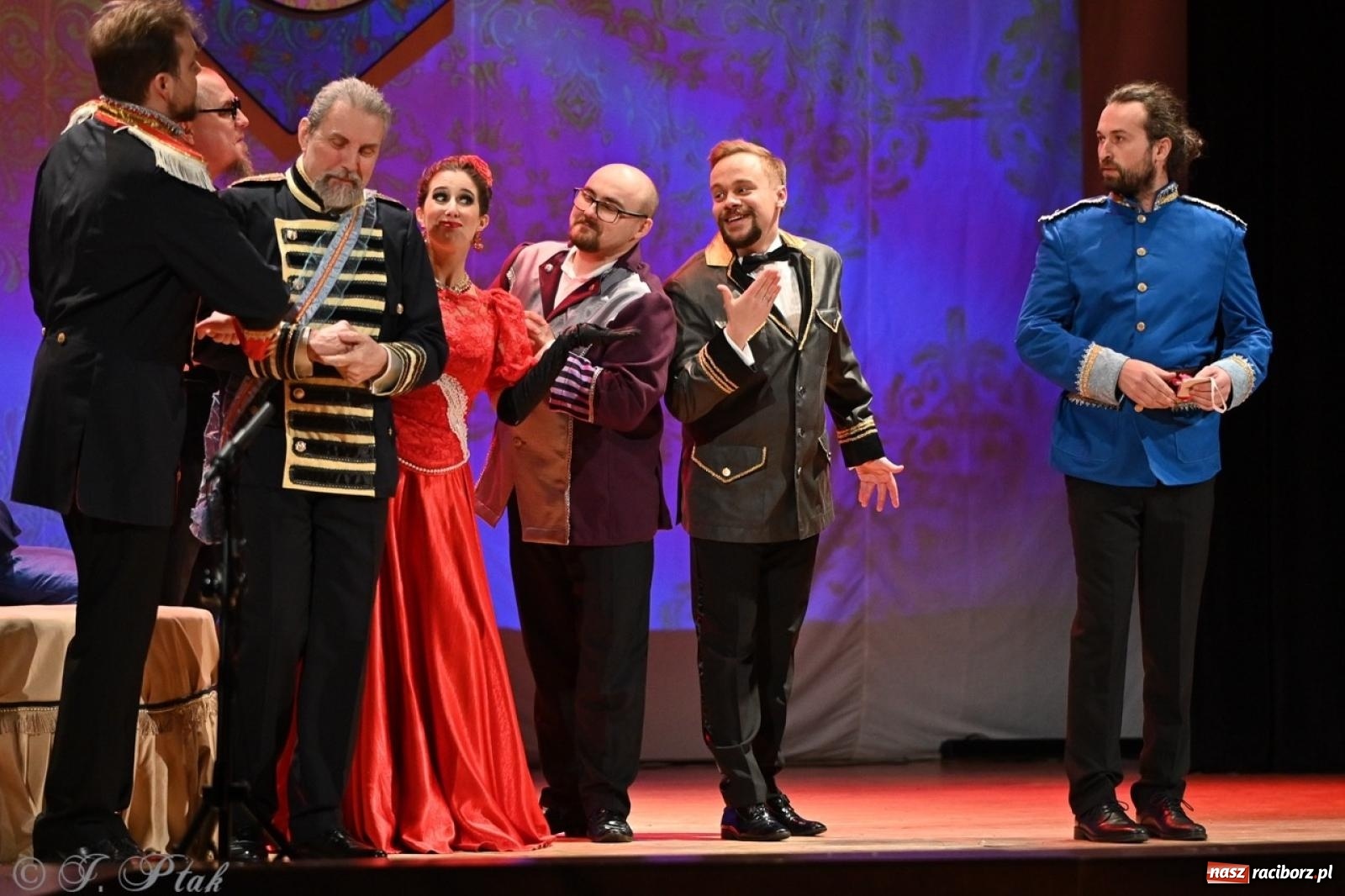Zdjęcie w galerii na portalu naszraciborz.pl: Wesoła wdówka oczarowała publiczność w Raciborskim Centrum Kultury wiadomości z regionu