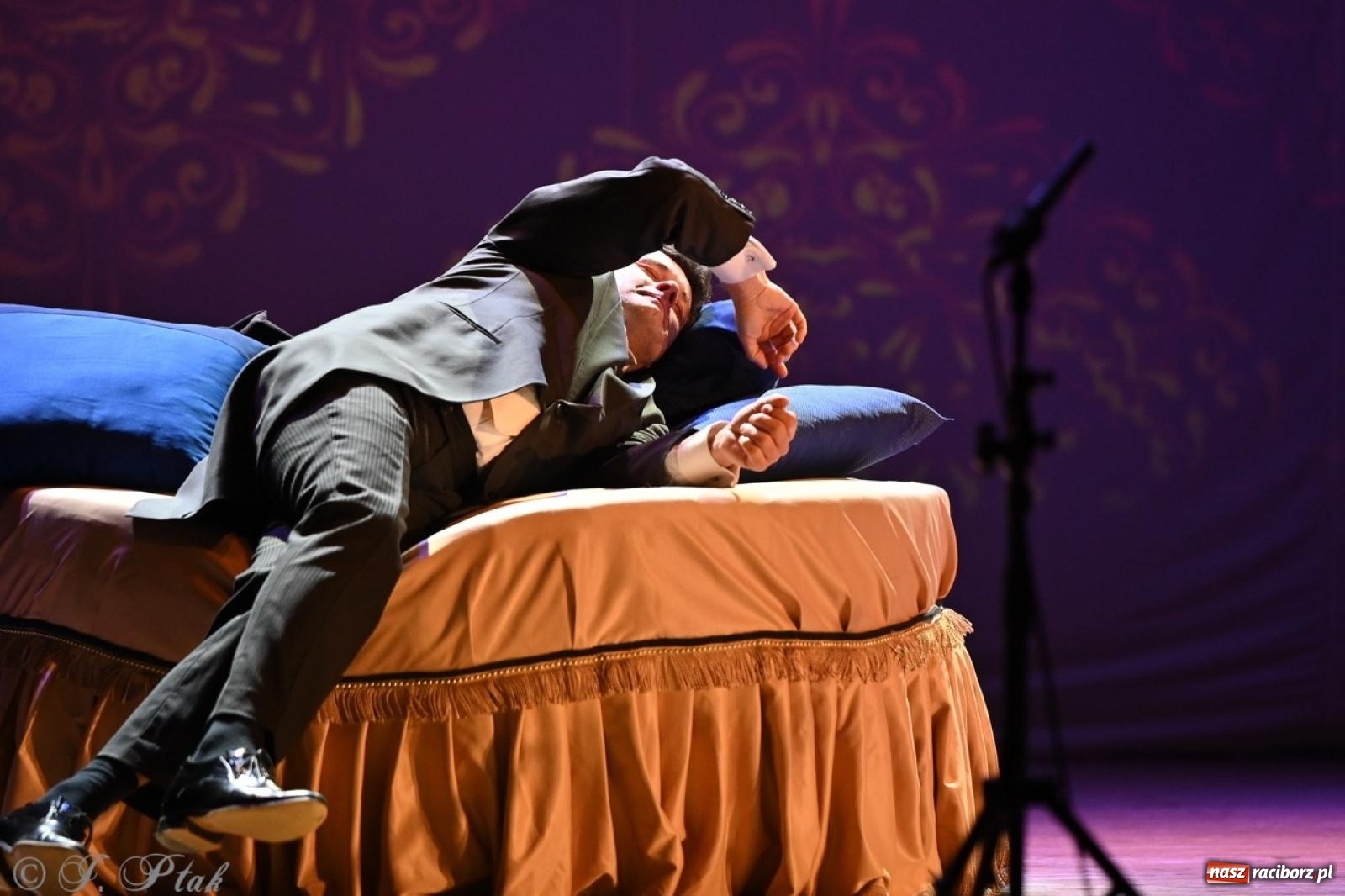 Zdjęcie w galerii na portalu naszraciborz.pl: Wesoła wdówka oczarowała publiczność w Raciborskim Centrum Kultury wiadomości z regionu