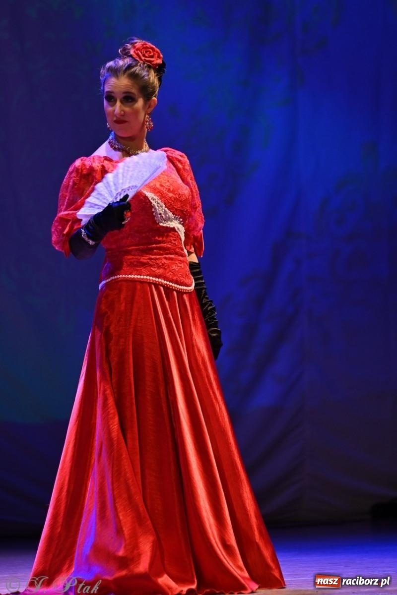 Zdjęcie w galerii na portalu naszraciborz.pl: Wesoła wdówka oczarowała publiczność w Raciborskim Centrum Kultury wiadomości z regionu