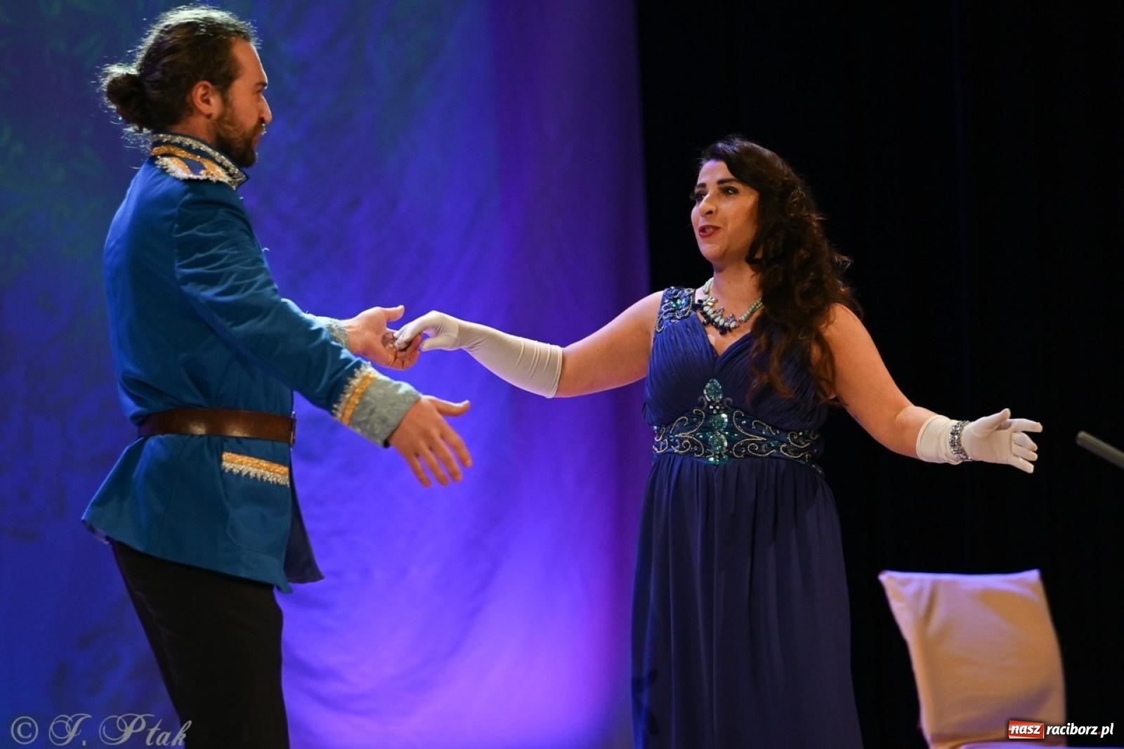 Zdjęcie w galerii na portalu naszraciborz.pl: Wesoła wdówka oczarowała publiczność w Raciborskim Centrum Kultury wiadomości z regionu