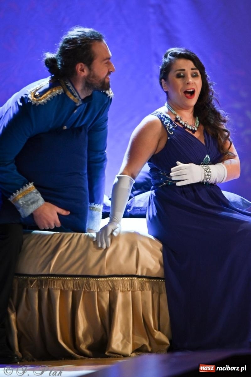 Zdjęcie w galerii na portalu naszraciborz.pl: Wesoła wdówka oczarowała publiczność w Raciborskim Centrum Kultury wiadomości z regionu