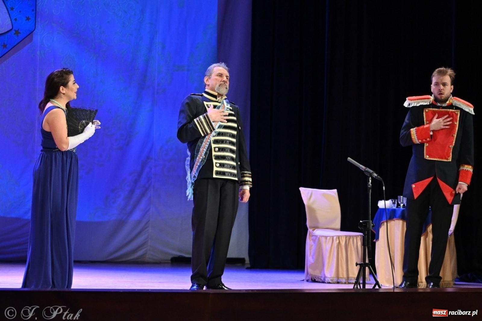 Zdjęcie w galerii na portalu naszraciborz.pl: Wesoła wdówka oczarowała publiczność w Raciborskim Centrum Kultury wiadomości z regionu