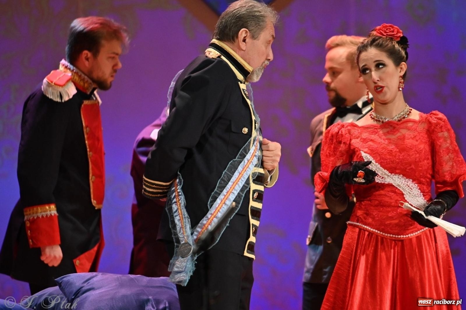 Zdjęcie w galerii na portalu naszraciborz.pl: Wesoła wdówka oczarowała publiczność w Raciborskim Centrum Kultury wiadomości z regionu