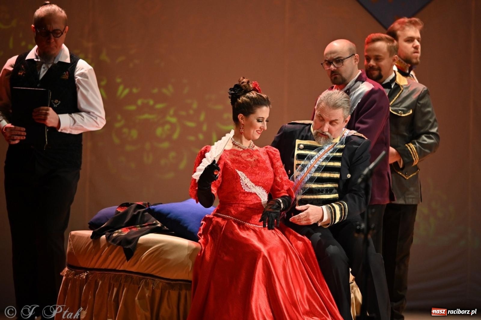 Zdjęcie w galerii na portalu naszraciborz.pl: Wesoła wdówka oczarowała publiczność w Raciborskim Centrum Kultury wiadomości z regionu
