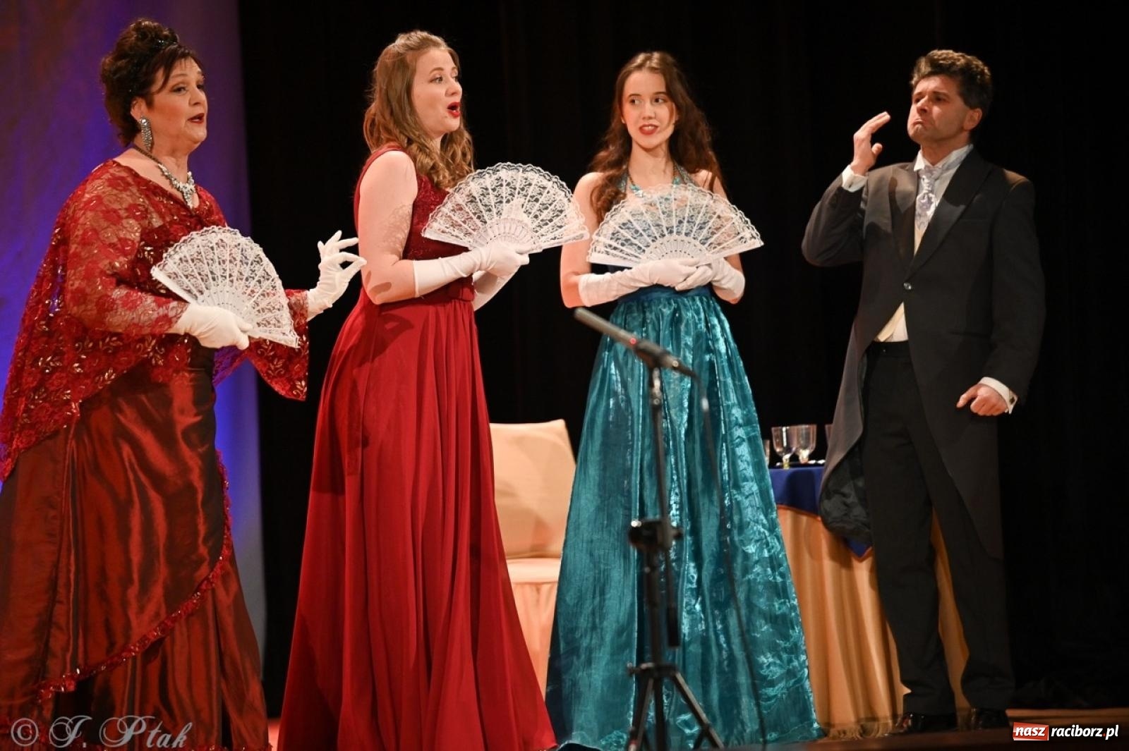 Zdjęcie w galerii na portalu naszraciborz.pl: Wesoła wdówka oczarowała publiczność w Raciborskim Centrum Kultury wiadomości z regionu