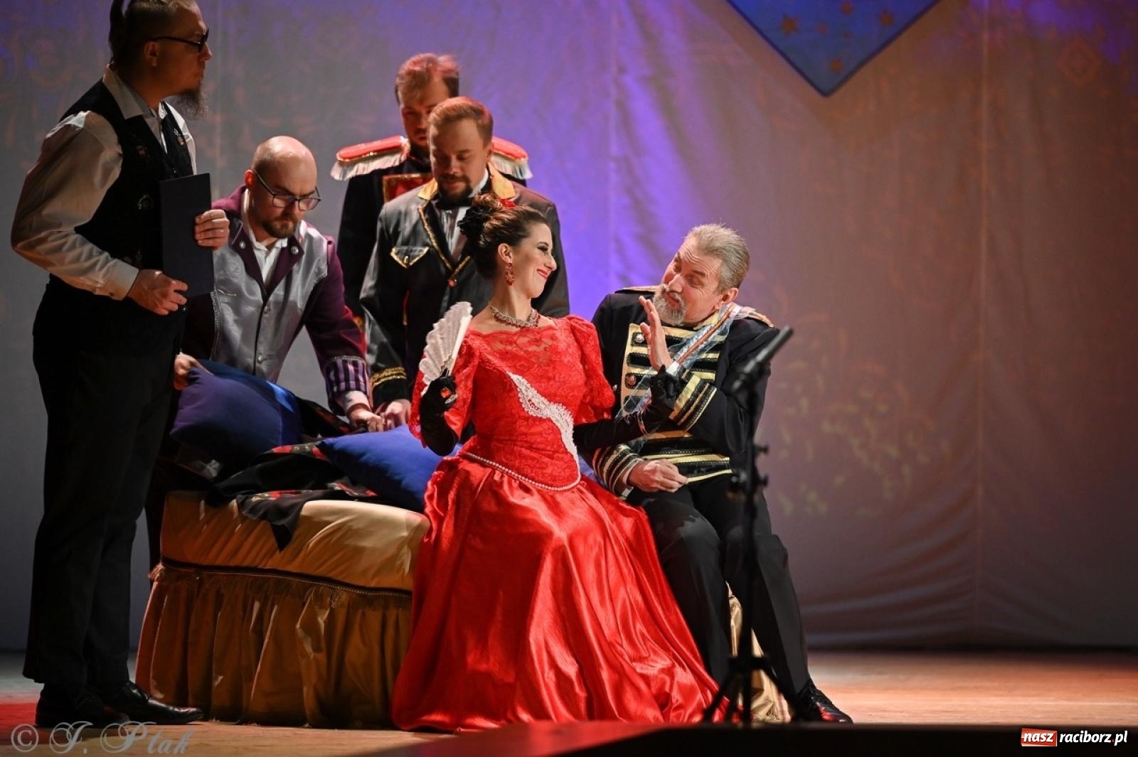 Zdjęcie w galerii na portalu naszraciborz.pl: Wesoła wdówka oczarowała publiczność w Raciborskim Centrum Kultury wiadomości z regionu