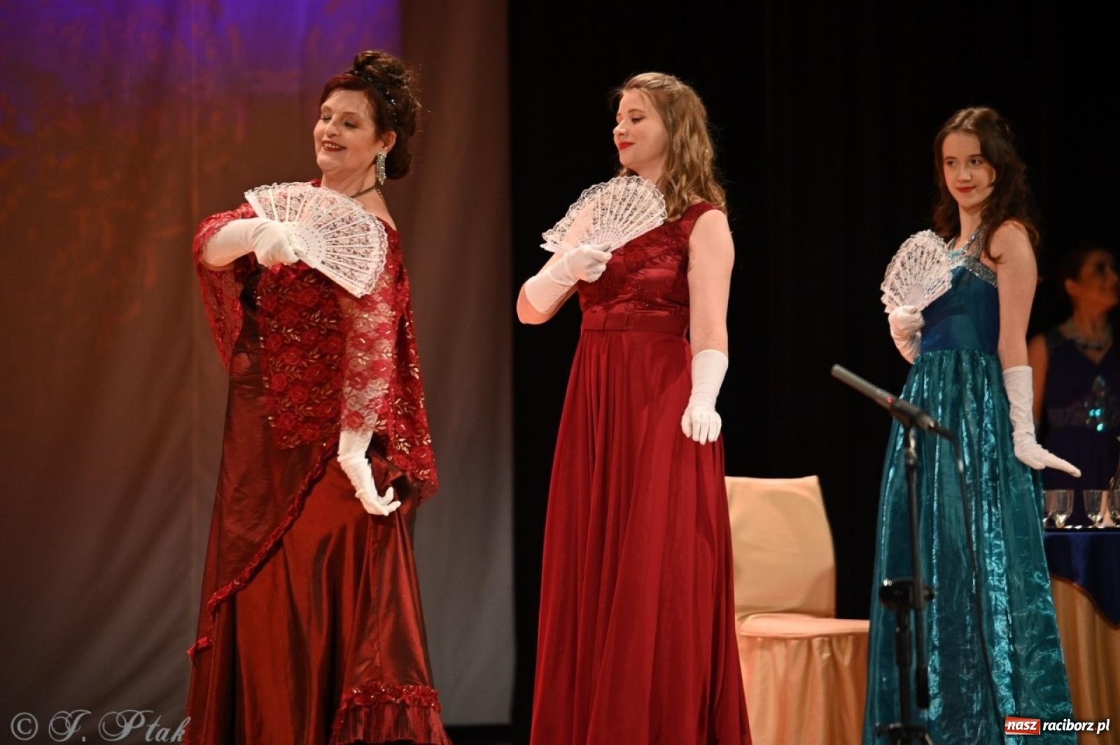 Zdjęcie w galerii na portalu naszraciborz.pl: Wesoła wdówka oczarowała publiczność w Raciborskim Centrum Kultury wiadomości z regionu