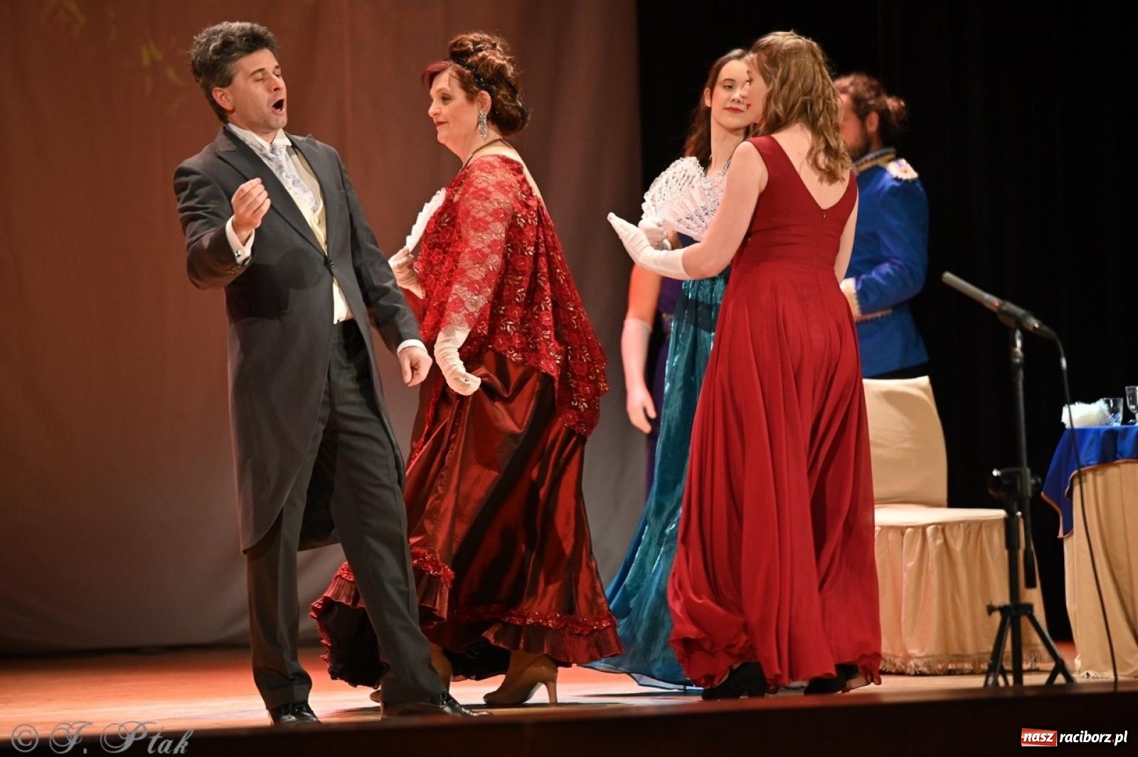 Zdjęcie w galerii na portalu naszraciborz.pl: Wesoła wdówka oczarowała publiczność w Raciborskim Centrum Kultury wiadomości z regionu