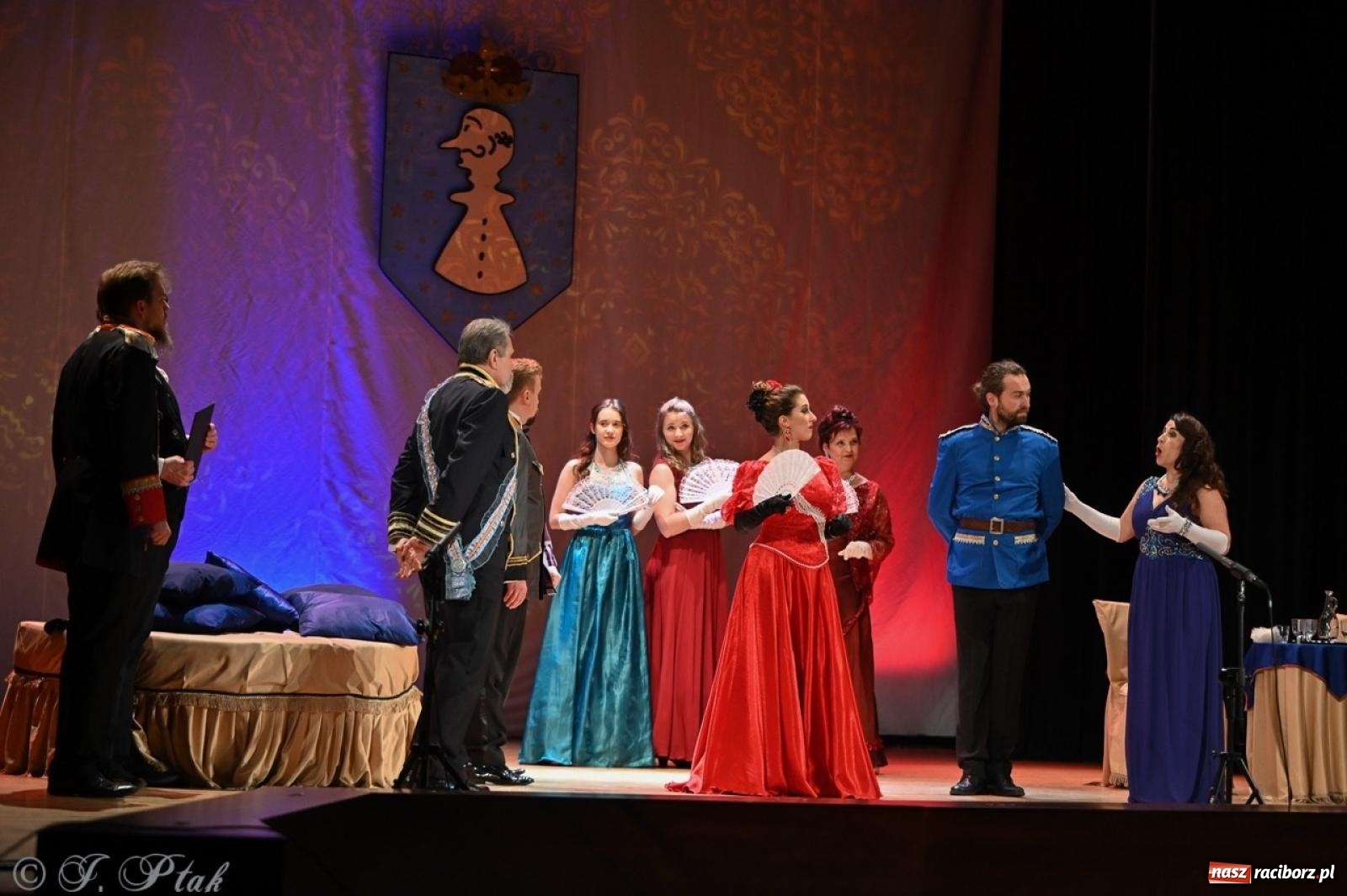 Zdjęcie w galerii na portalu naszraciborz.pl: Wesoła wdówka oczarowała publiczność w Raciborskim Centrum Kultury wiadomości z regionu