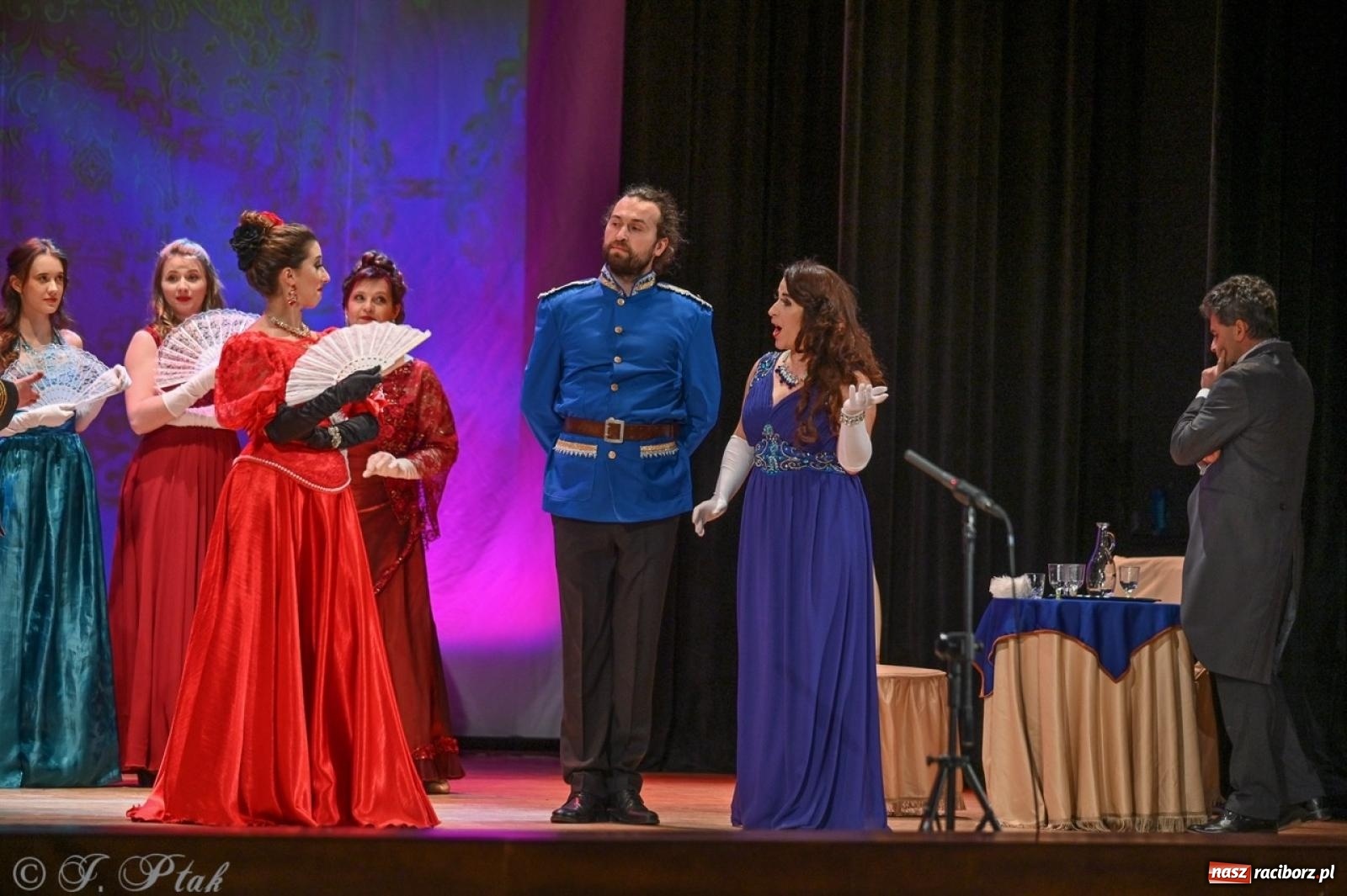 Zdjęcie w galerii na portalu naszraciborz.pl: Wesoła wdówka oczarowała publiczność w Raciborskim Centrum Kultury wiadomości z regionu