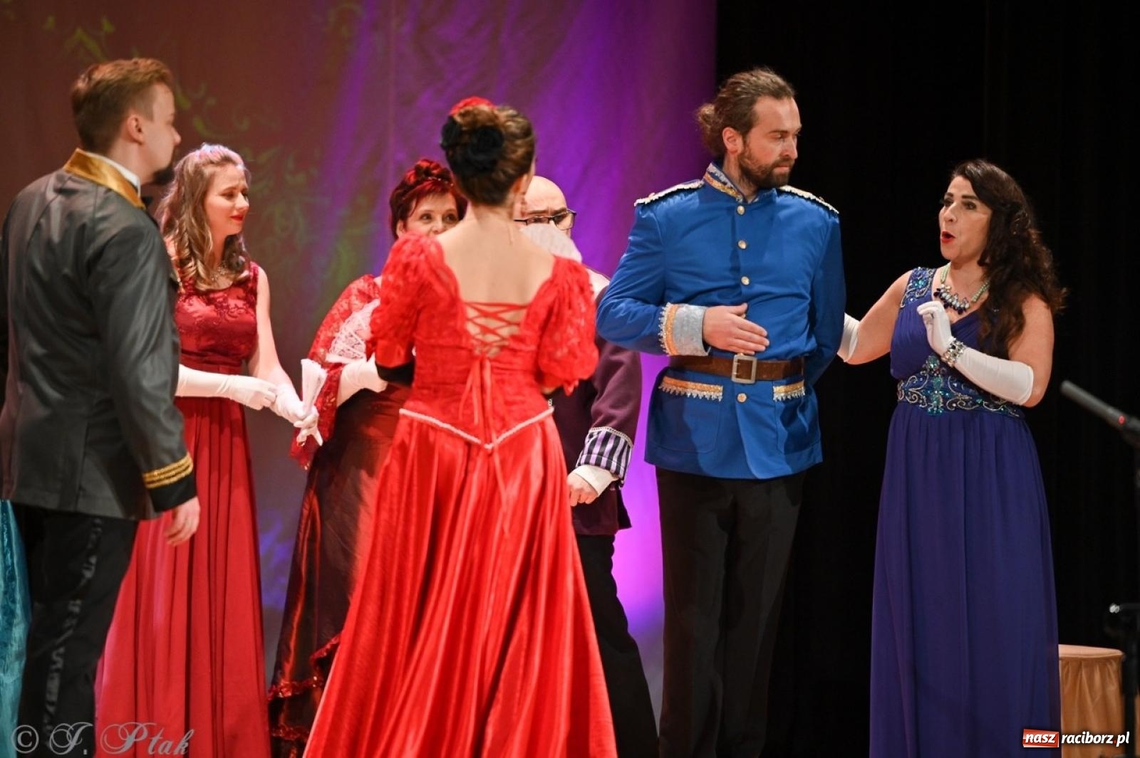 Zdjęcie w galerii na portalu naszraciborz.pl: Wesoła wdówka oczarowała publiczność w Raciborskim Centrum Kultury wiadomości z regionu