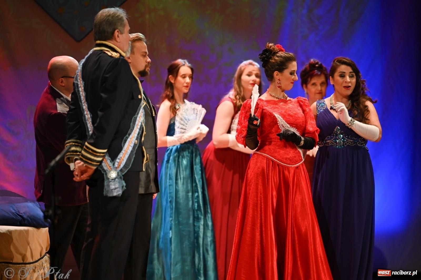 Zdjęcie w galerii na portalu naszraciborz.pl: Wesoła wdówka oczarowała publiczność w Raciborskim Centrum Kultury wiadomości z regionu