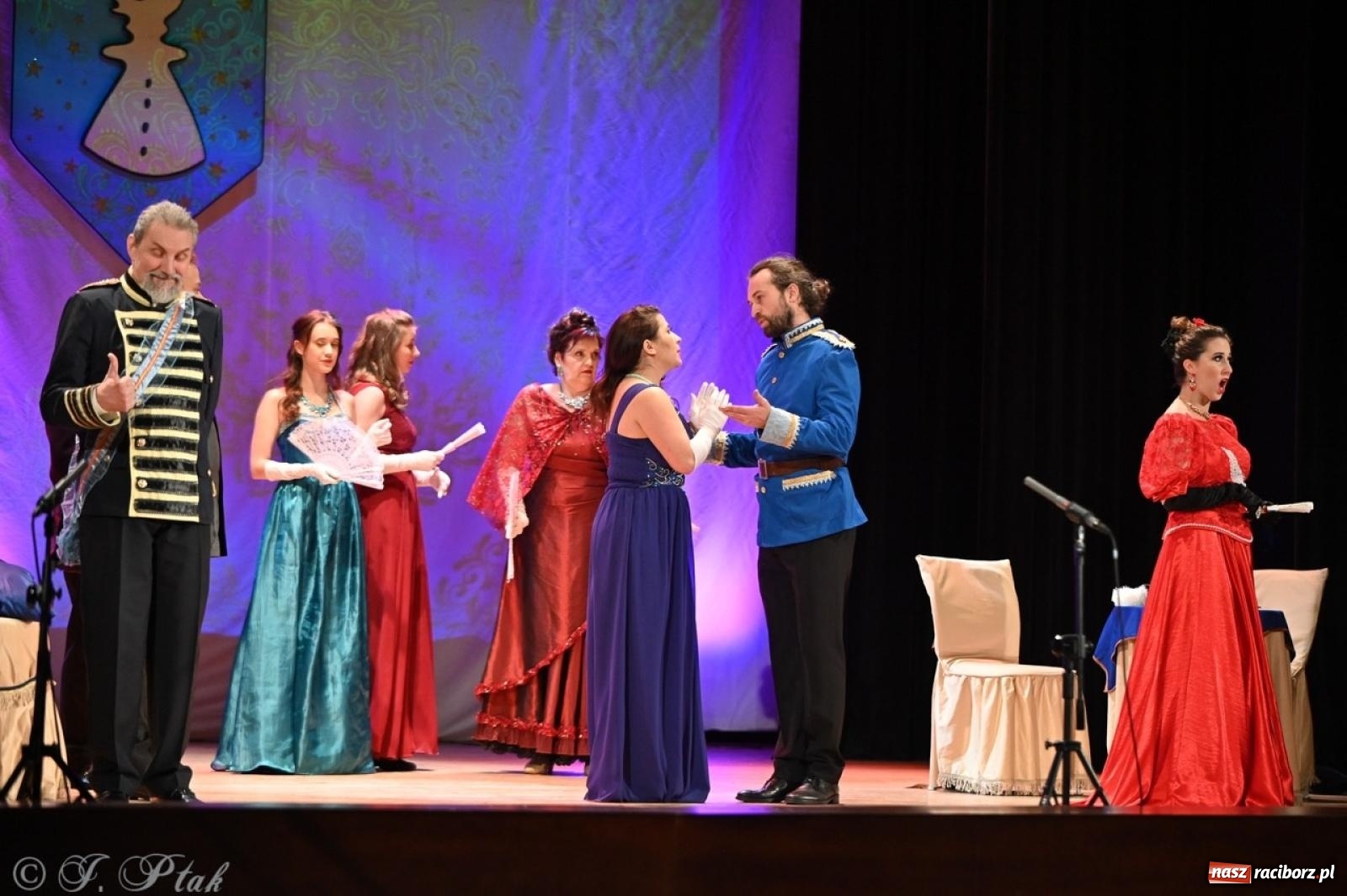 Zdjęcie w galerii na portalu naszraciborz.pl: Wesoła wdówka oczarowała publiczność w Raciborskim Centrum Kultury wiadomości z regionu