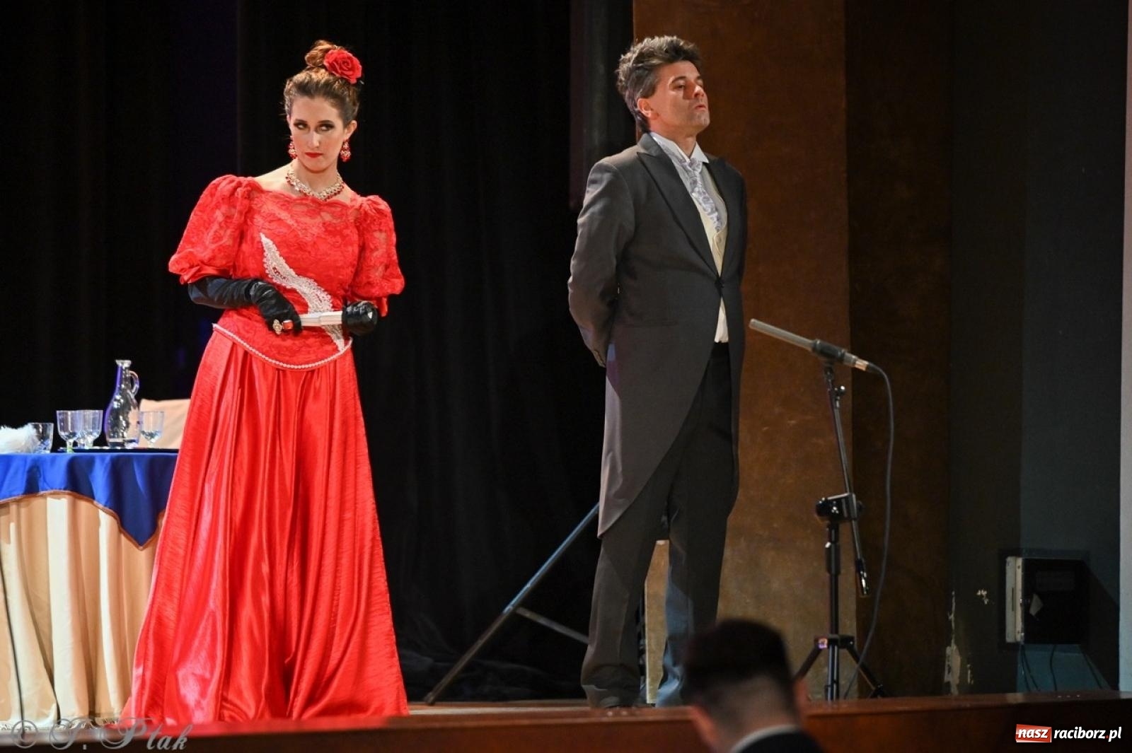 Zdjęcie w galerii na portalu naszraciborz.pl: Wesoła wdówka oczarowała publiczność w Raciborskim Centrum Kultury wiadomości z regionu