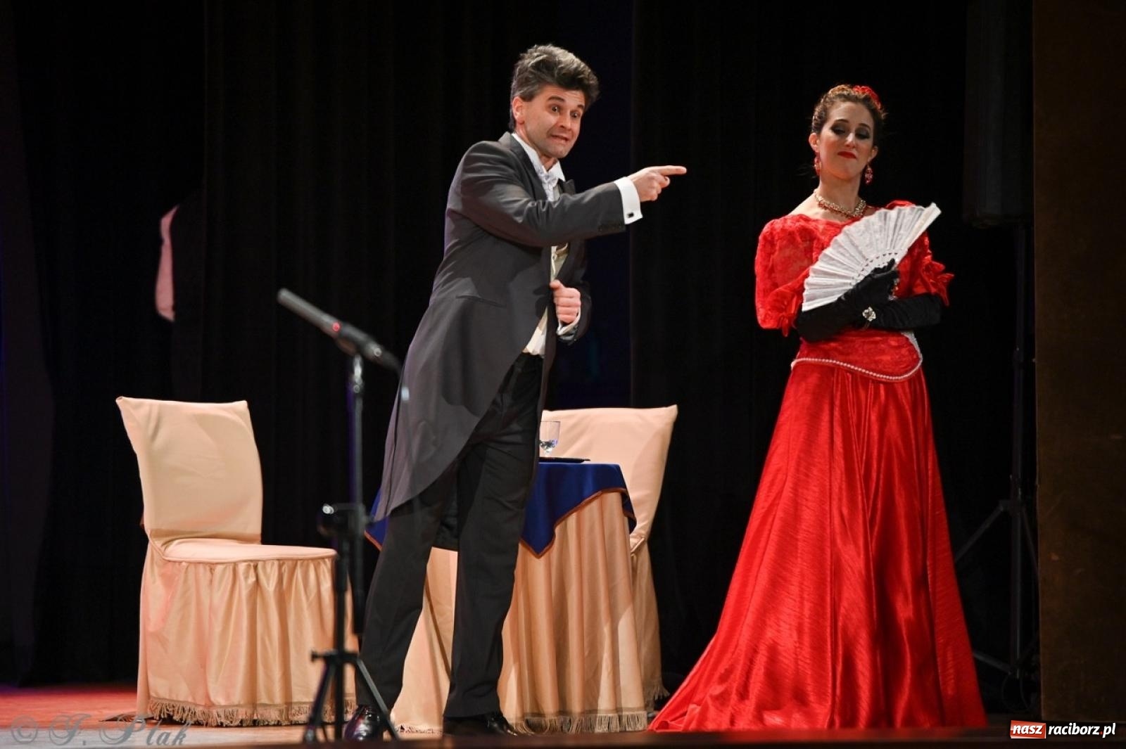 Zdjęcie w galerii na portalu naszraciborz.pl: Wesoła wdówka oczarowała publiczność w Raciborskim Centrum Kultury wiadomości z regionu