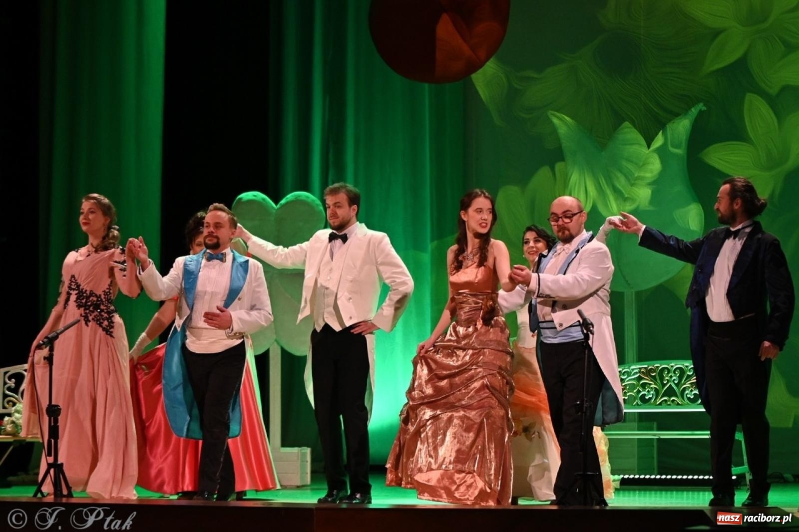 Zdjęcie w galerii na portalu naszraciborz.pl: Wesoła wdówka oczarowała publiczność w Raciborskim Centrum Kultury wiadomości z regionu