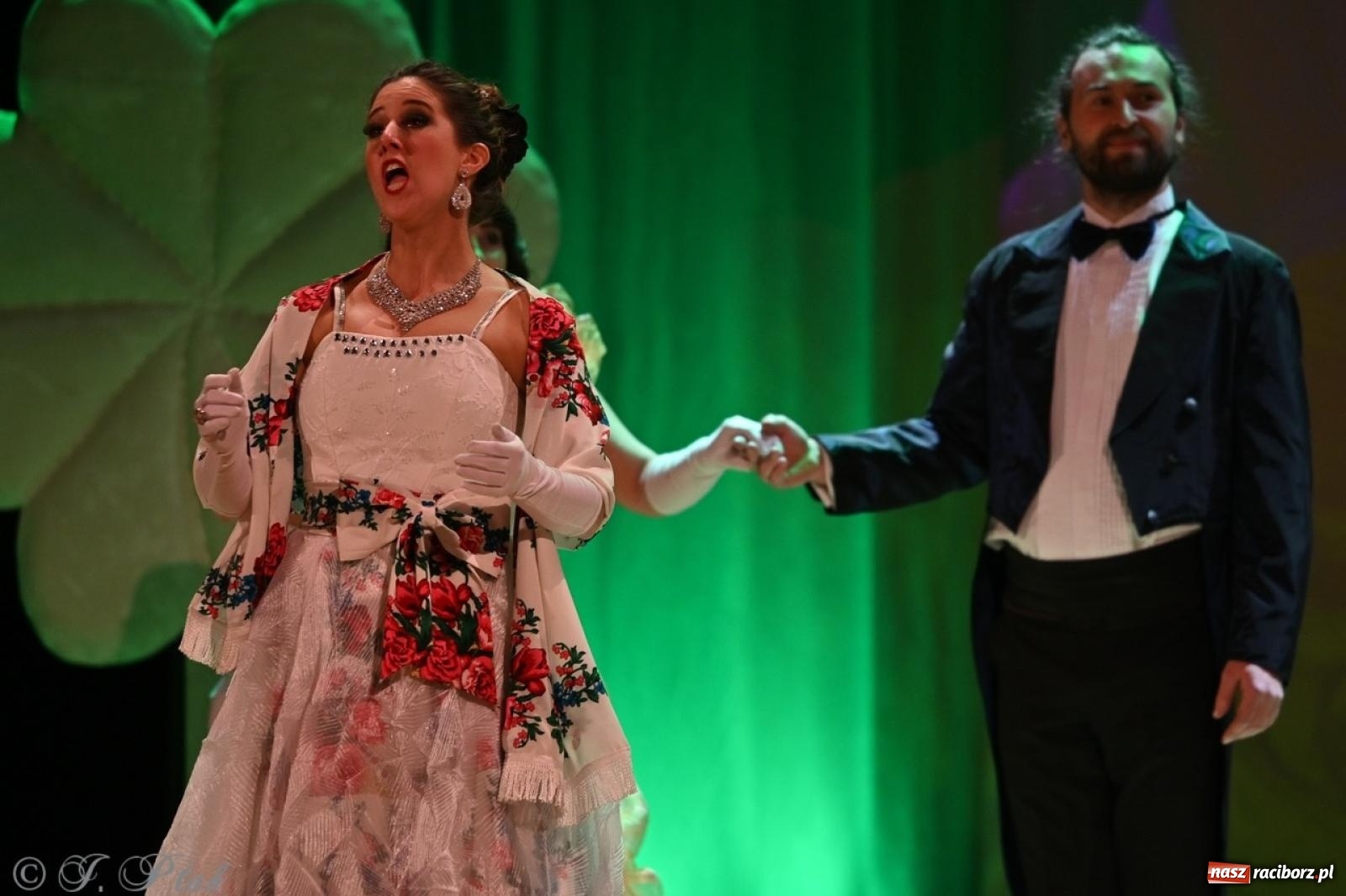 Zdjęcie w galerii na portalu naszraciborz.pl: Wesoła wdówka oczarowała publiczność w Raciborskim Centrum Kultury wiadomości z regionu