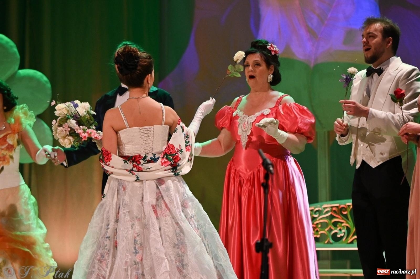 Zdjęcie w galerii na portalu naszraciborz.pl: Wesoła wdówka oczarowała publiczność w Raciborskim Centrum Kultury wiadomości z regionu