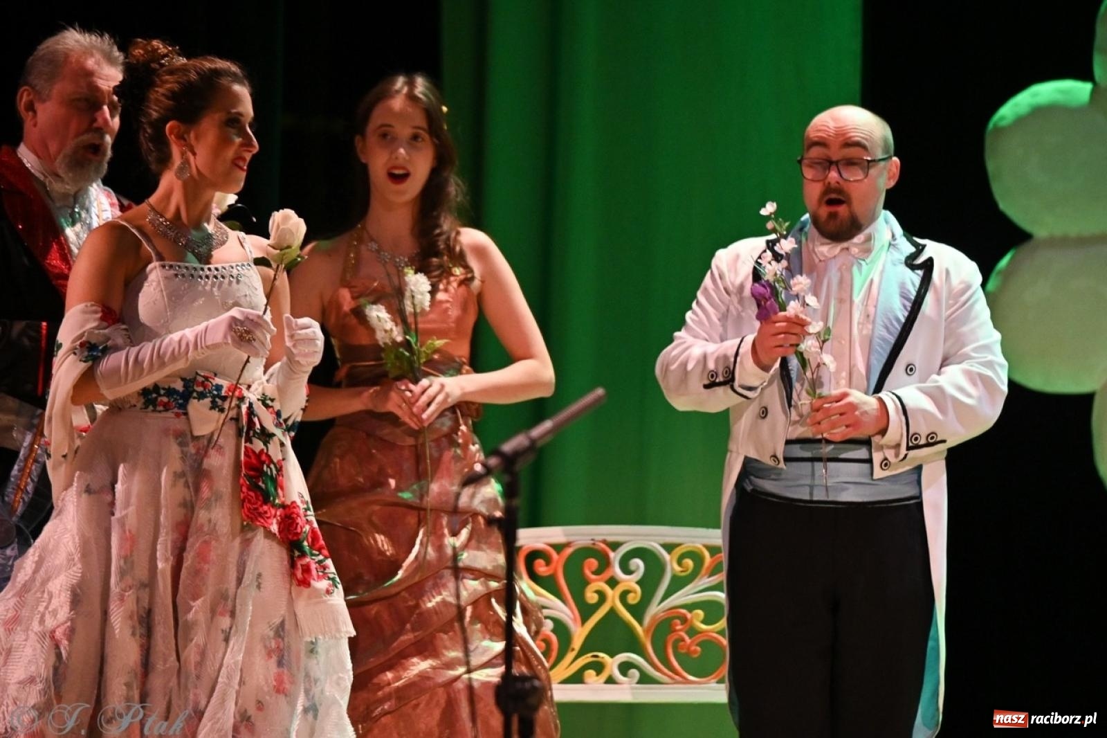 Zdjęcie w galerii na portalu naszraciborz.pl: Wesoła wdówka oczarowała publiczność w Raciborskim Centrum Kultury wiadomości z regionu