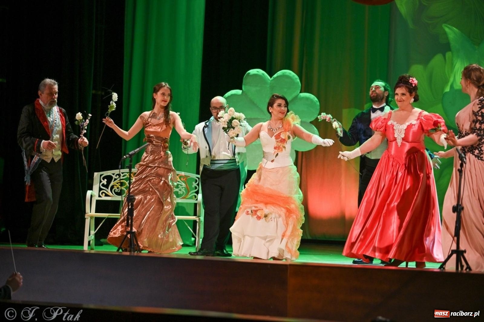 Zdjęcie w galerii na portalu naszraciborz.pl: Wesoła wdówka oczarowała publiczność w Raciborskim Centrum Kultury wiadomości z regionu