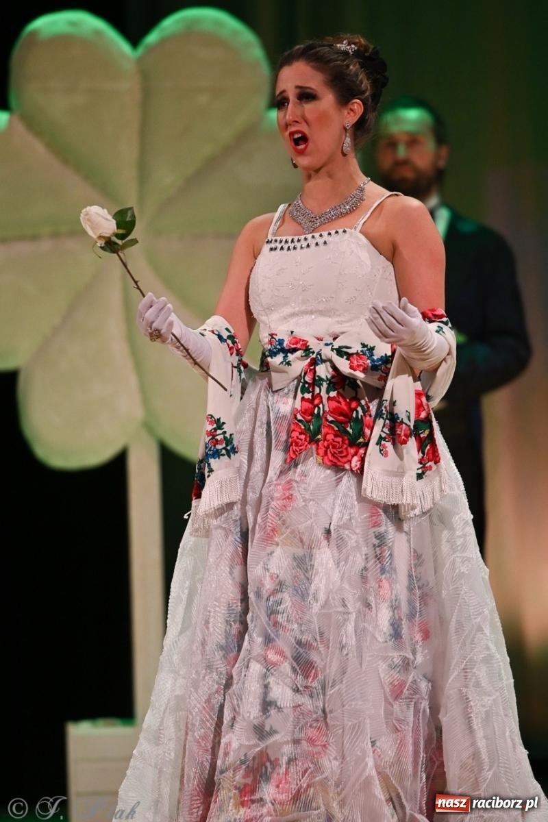 Zdjęcie w galerii na portalu naszraciborz.pl: Wesoła wdówka oczarowała publiczność w Raciborskim Centrum Kultury wiadomości z regionu