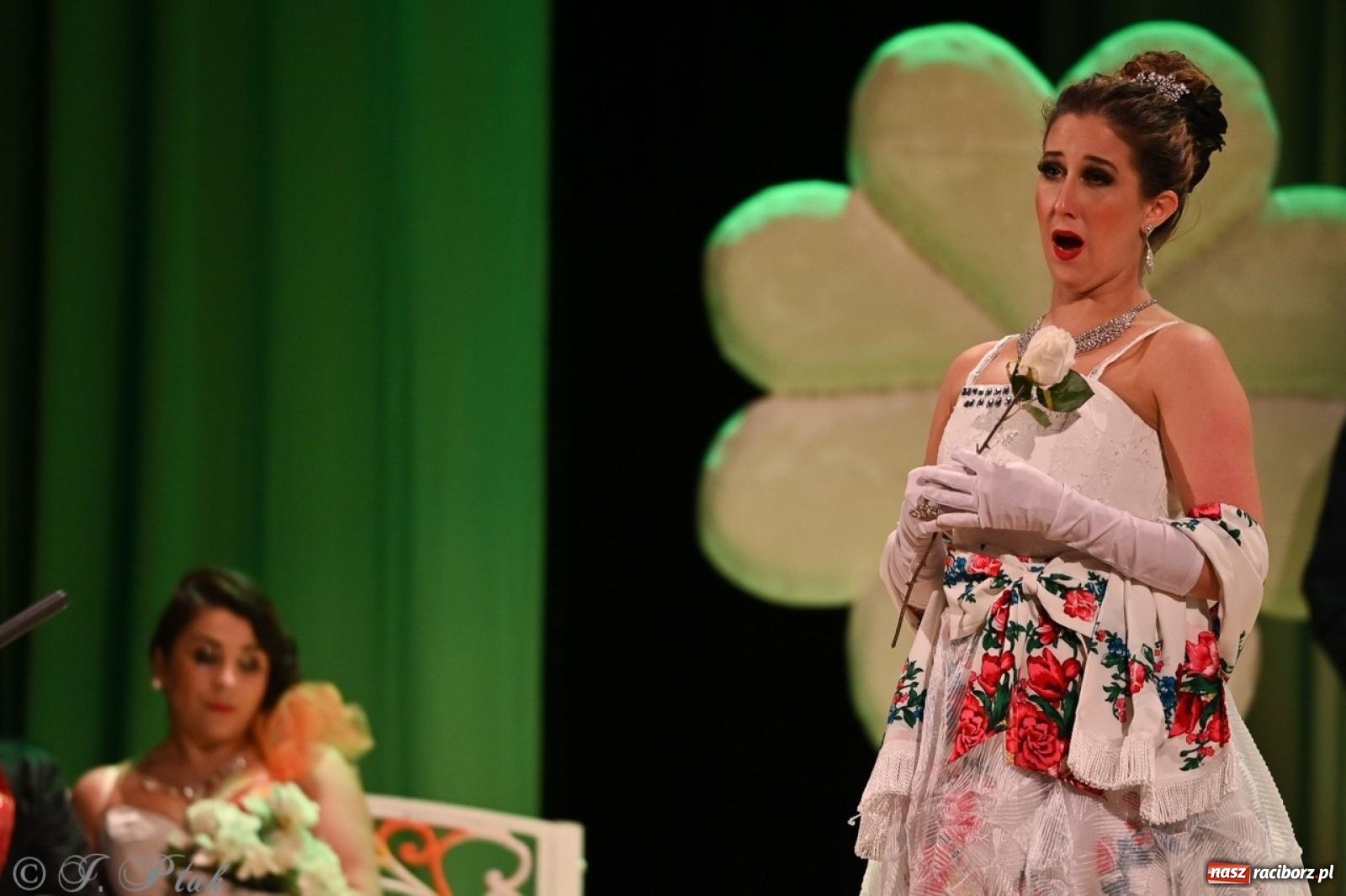 Zdjęcie w galerii na portalu naszraciborz.pl: Wesoła wdówka oczarowała publiczność w Raciborskim Centrum Kultury wiadomości z regionu