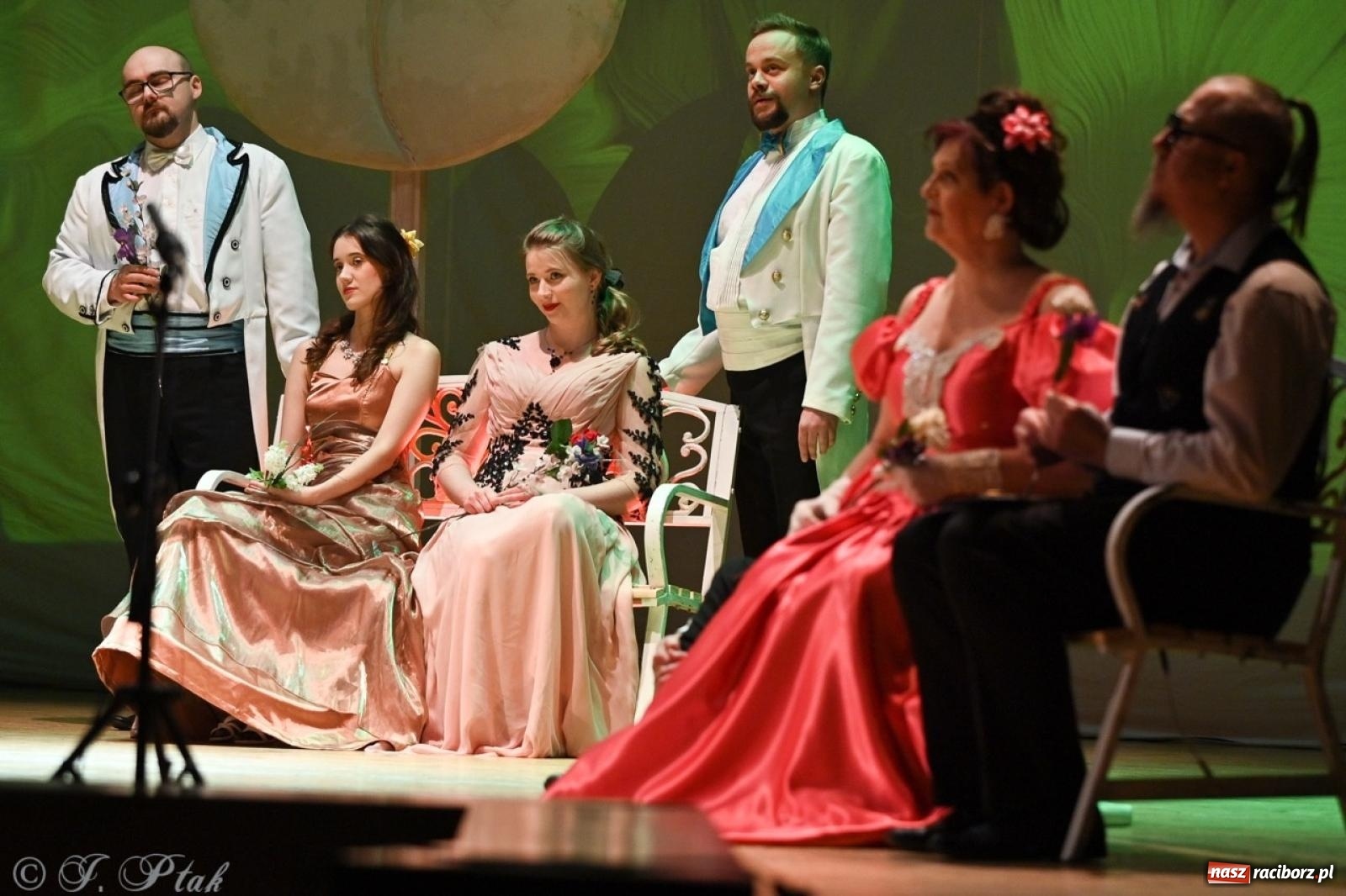 Zdjęcie w galerii na portalu naszraciborz.pl: Wesoła wdówka oczarowała publiczność w Raciborskim Centrum Kultury wiadomości z regionu