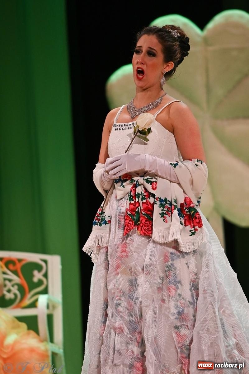 Zdjęcie w galerii na portalu naszraciborz.pl: Wesoła wdówka oczarowała publiczność w Raciborskim Centrum Kultury wiadomości z regionu