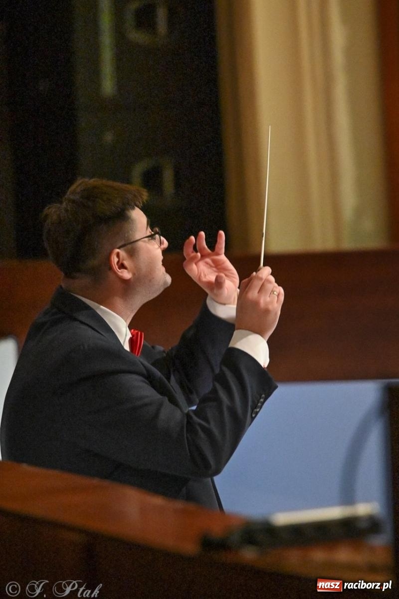 Zdjęcie w galerii na portalu naszraciborz.pl: Wesoła wdówka oczarowała publiczność w Raciborskim Centrum Kultury wiadomości z regionu