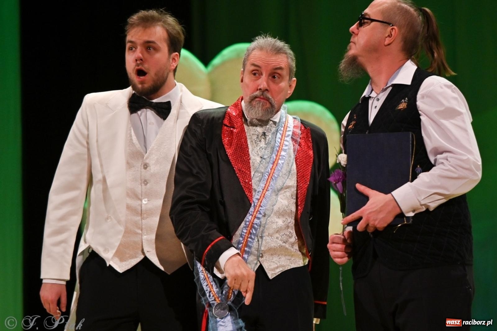 Zdjęcie w galerii na portalu naszraciborz.pl: Wesoła wdówka oczarowała publiczność w Raciborskim Centrum Kultury wiadomości z regionu