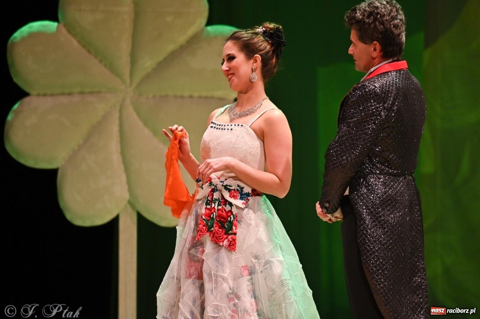 Zdjęcie w galerii na portalu naszraciborz.pl: Wesoła wdówka oczarowała publiczność w Raciborskim Centrum Kultury wiadomości z regionu