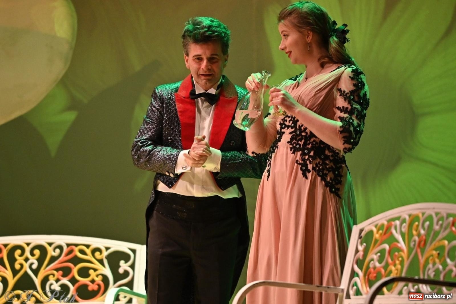 Zdjęcie w galerii na portalu naszraciborz.pl: Wesoła wdówka oczarowała publiczność w Raciborskim Centrum Kultury wiadomości z regionu