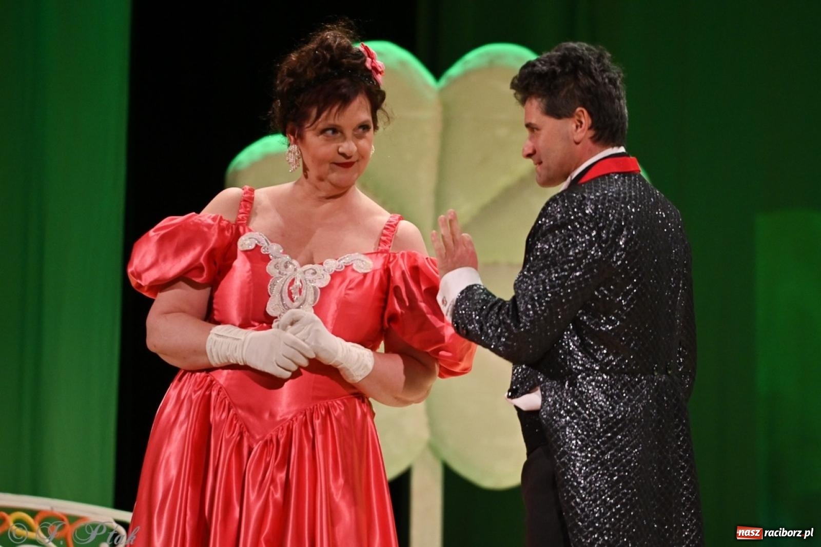 Zdjęcie w galerii na portalu naszraciborz.pl: Wesoła wdówka oczarowała publiczność w Raciborskim Centrum Kultury wiadomości z regionu