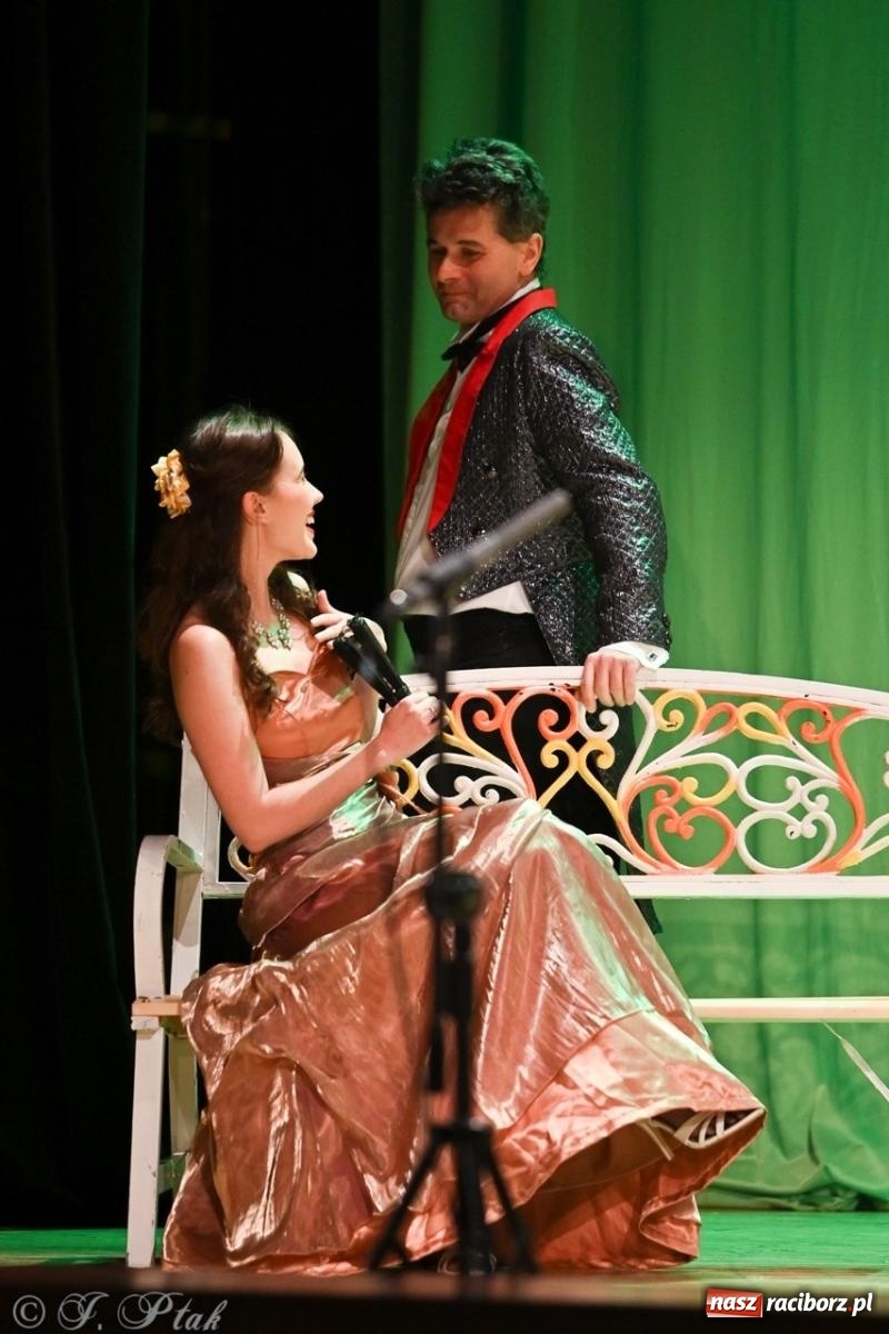 Zdjęcie w galerii na portalu naszraciborz.pl: Wesoła wdówka oczarowała publiczność w Raciborskim Centrum Kultury wiadomości z regionu